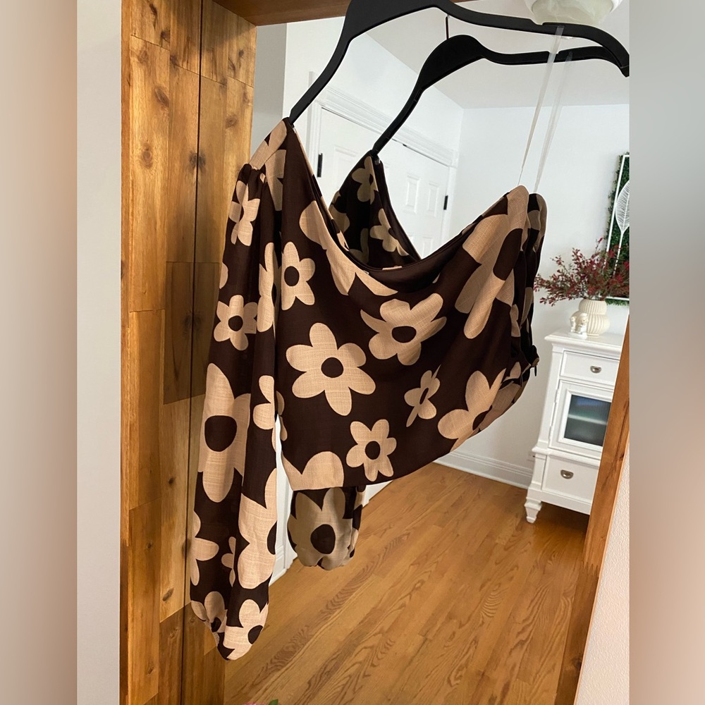 Le Lis One Shoulder Brown Floral Crop Top Size S - New with Tags